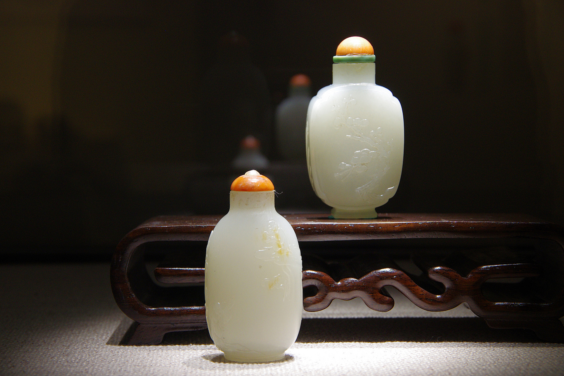 挑选时要注意原石和雕刻工艺,好的玉瓶吊坠应具有高透光度,清脆声音和