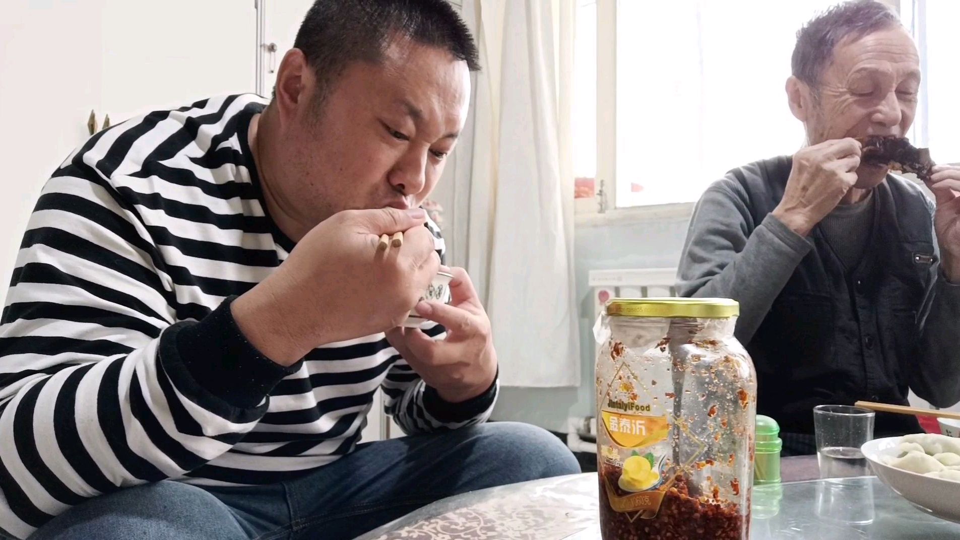 农村大哥年后头一次回家吃饭,包鱿鱼韭菜馅饺子给父母尝尝,鲜