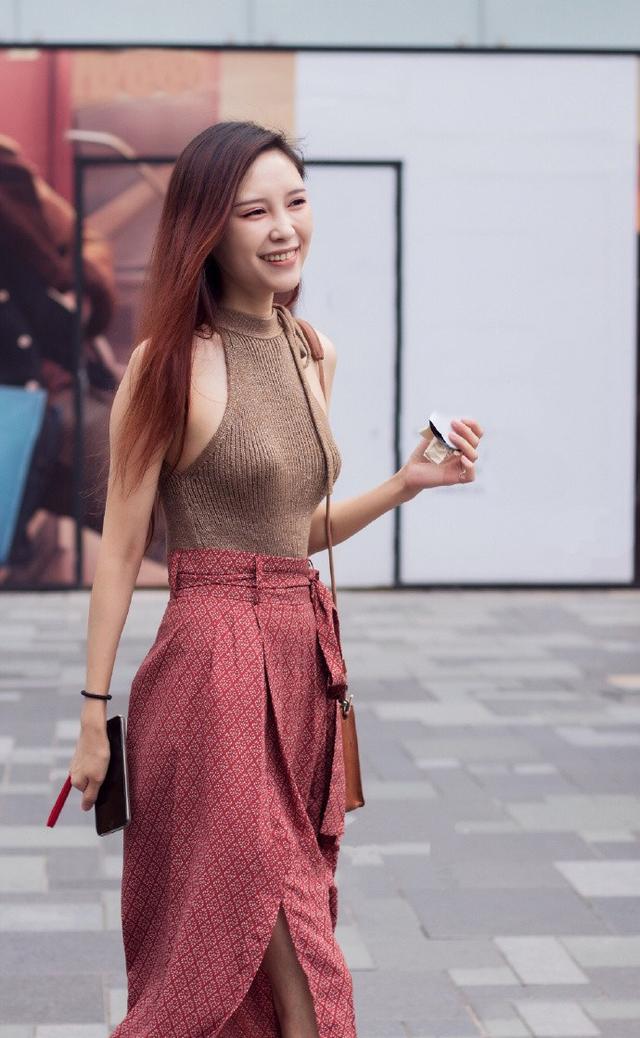 街拍:时尚漂亮的姐妹花,走在街头,给人带来不一样的美