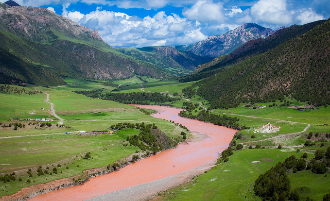 在青藏高原发现白垩纪丹霞景观,一尊天然形成的佛像