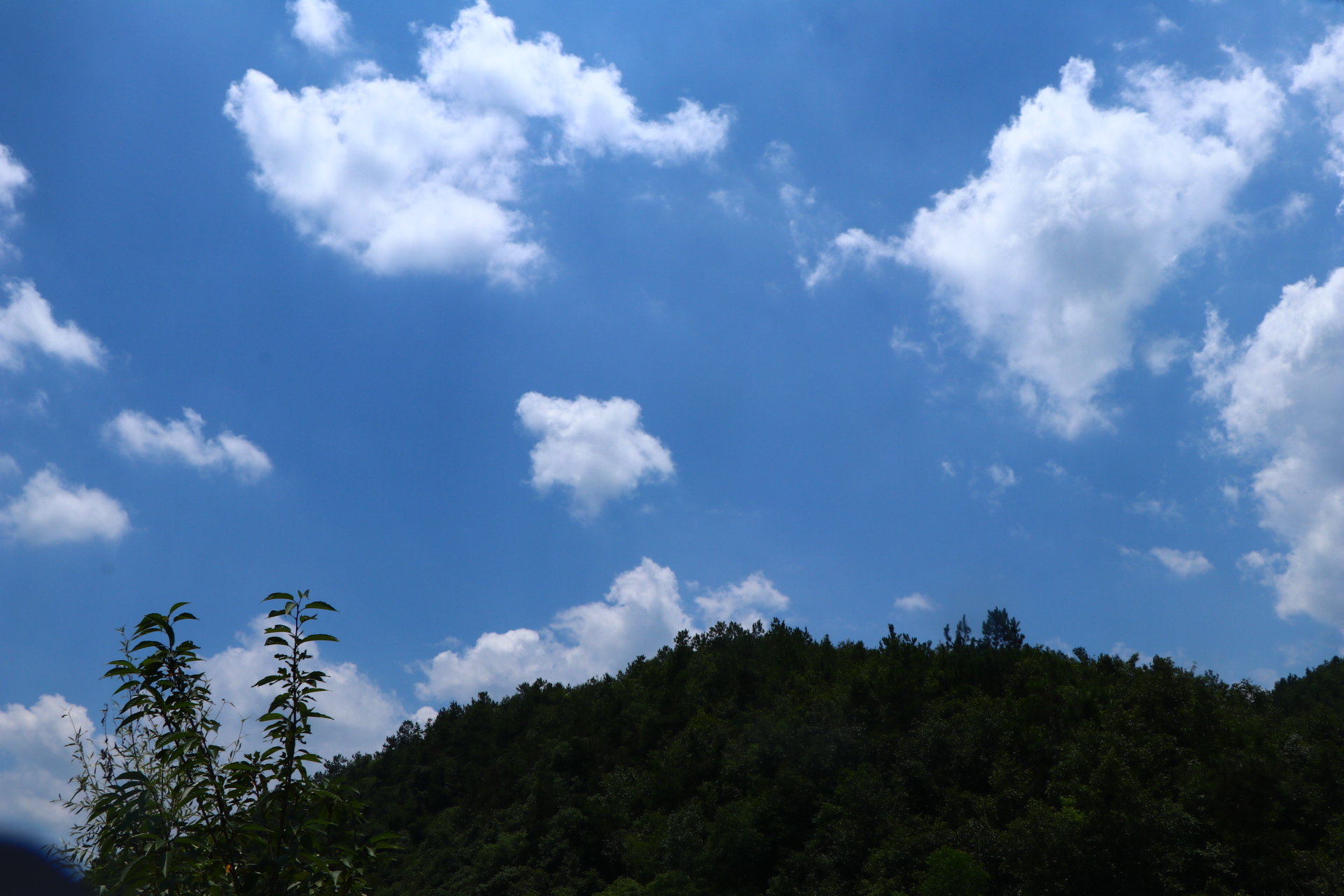 蓝天白云风景如画图片