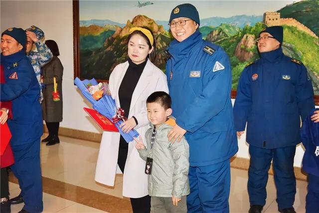 "战位相守·外场伴飞",军营开放日见证"最美老公"