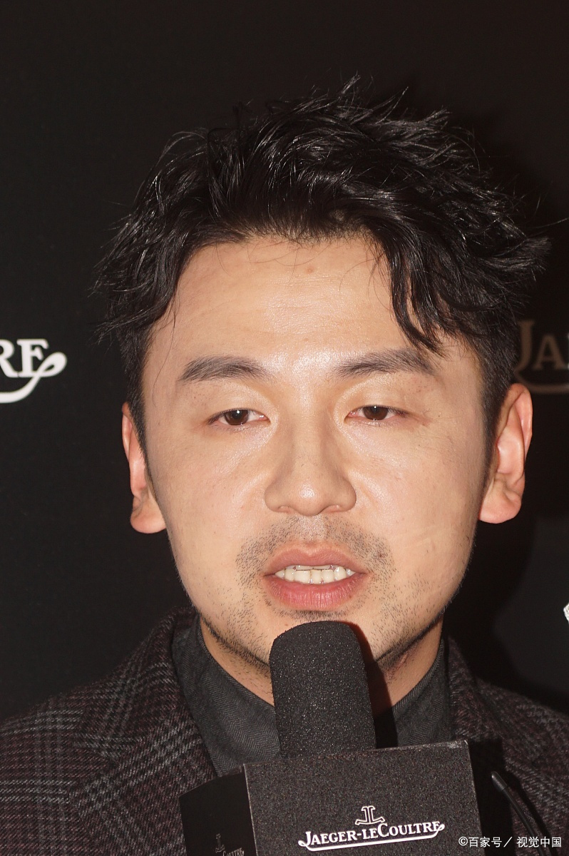 赵丽颖凭借《风吹半夏》获得优秀女演员奖,也就是"视后";雷佳音凭借