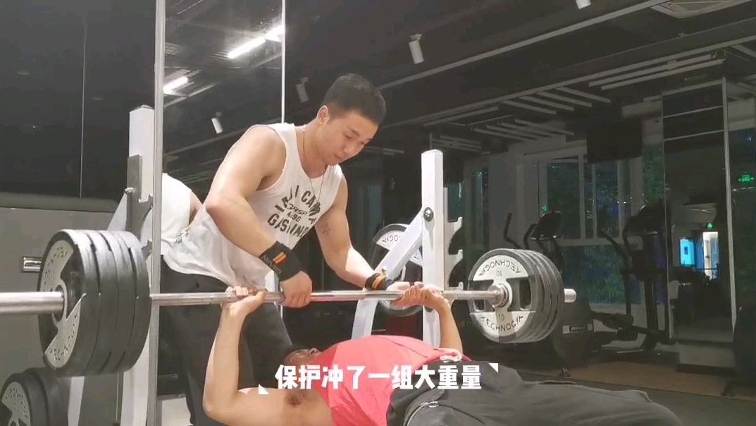 肌肉男胸肌变大的秘密