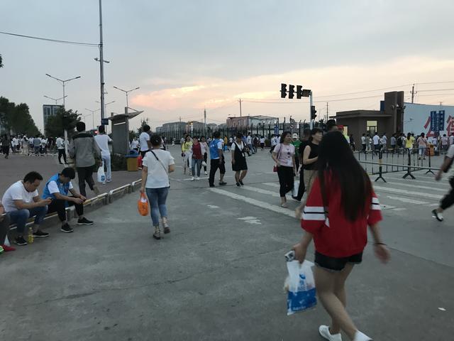 走近富士康上下班高峰期堪比春运大军现场