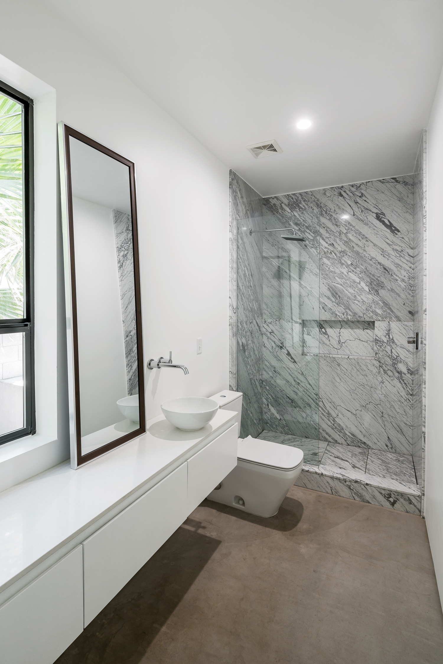 书房,白墙黑顶 转载自百家号作者:设计间谍