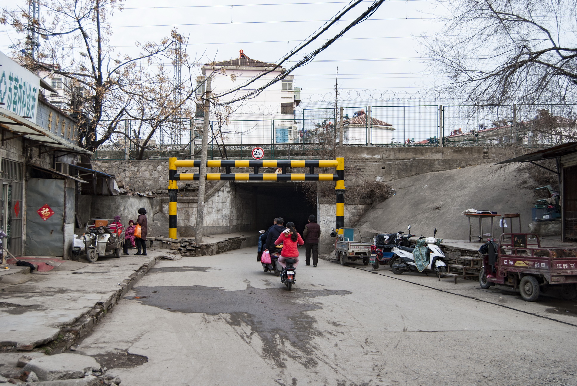 行走在徐州市下淀三角线社区,参观陇海线,京沪线的交汇处