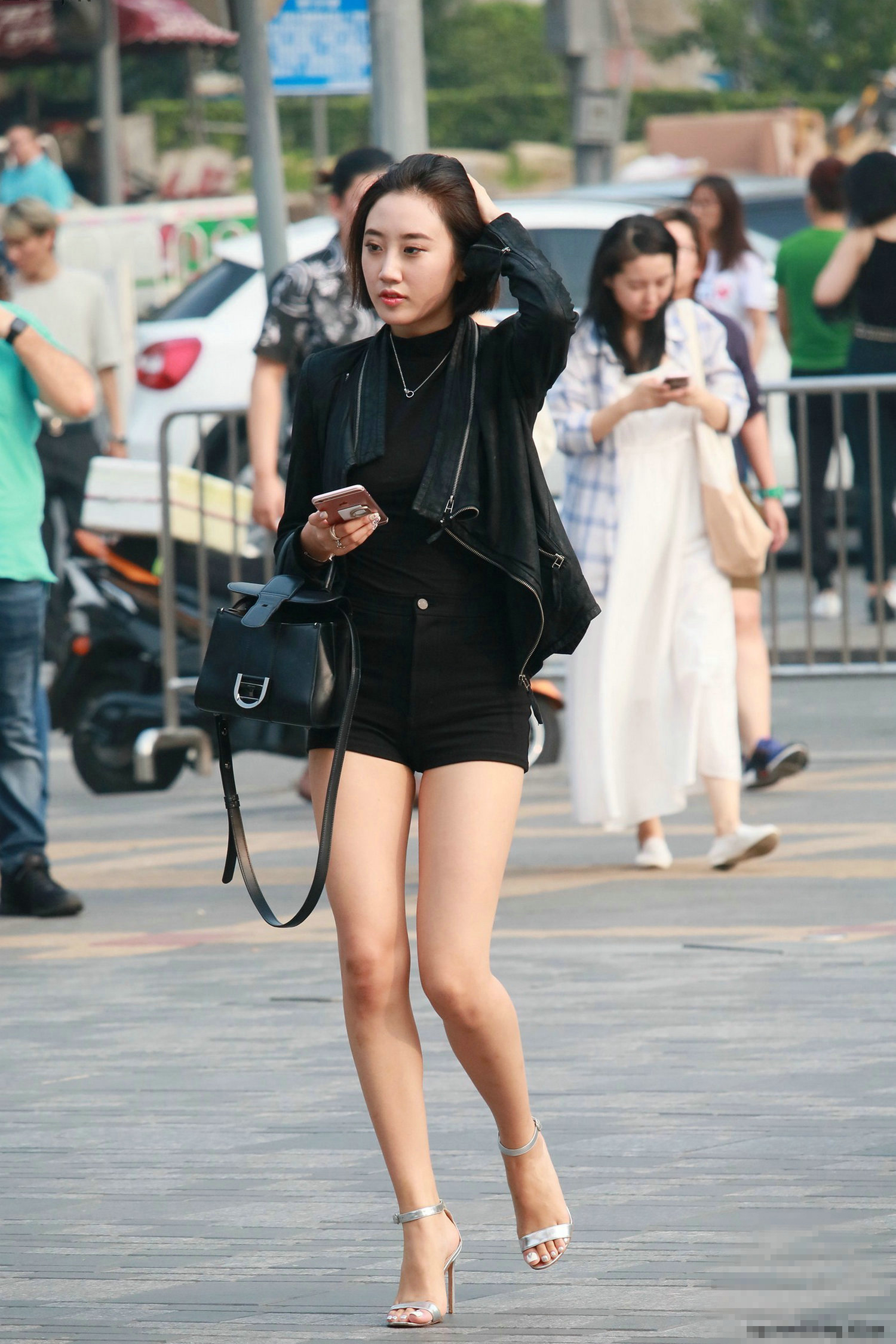 街拍:成熟妩媚的美女,让人过目难忘!