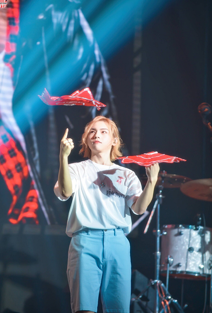 周锐不愧是"仙女",妆容和发型都非常女性化,而小腿却超man的