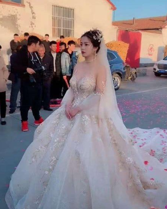 "最美农村"婚礼,新娘的婚纱拖着地走,网友:就没有人给托着?