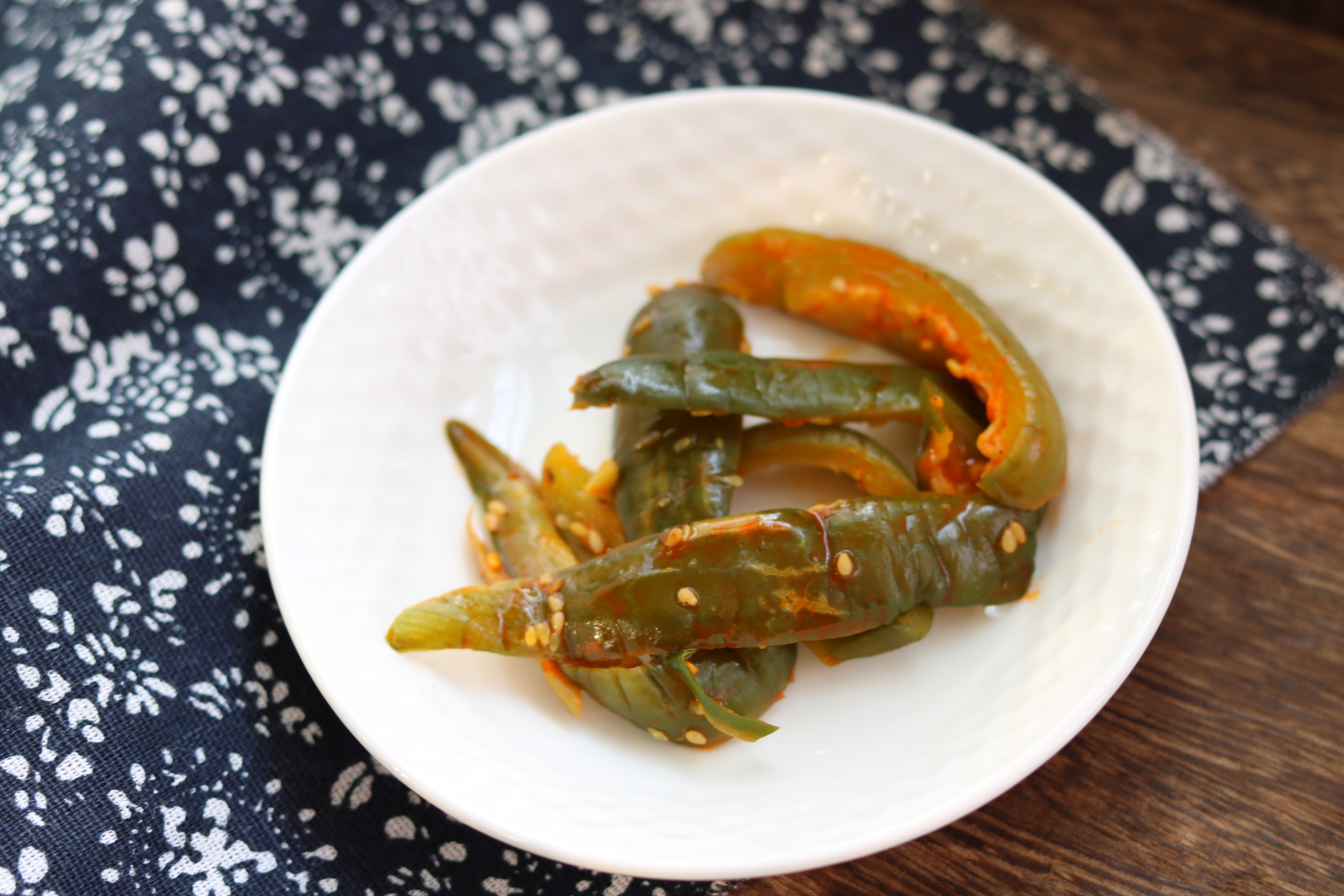 红油黄瓜咸菜,老妈腌制的红油黄瓜,里面还放了炒熟的芝麻,早上用来当