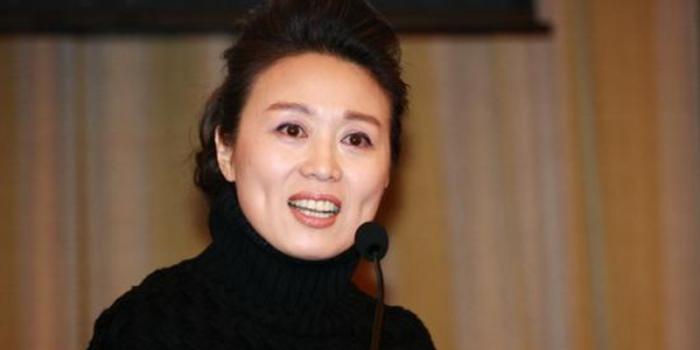 56岁吴琼比老公大15岁,生活照很幸福,网友:女人老得快