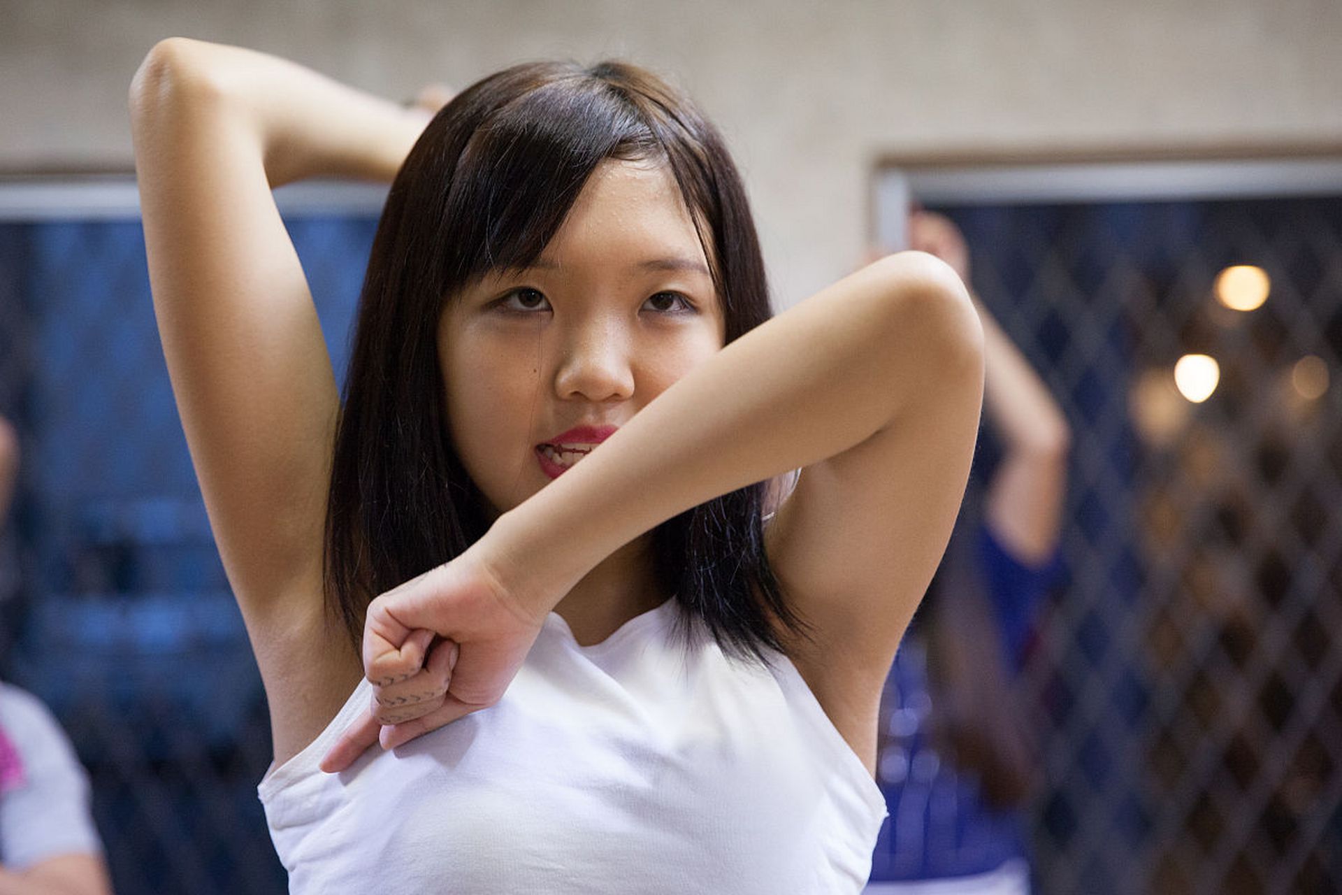 摘要: 青春期少女面临胸部发育带来的困扰,如尺寸超过一般水平.