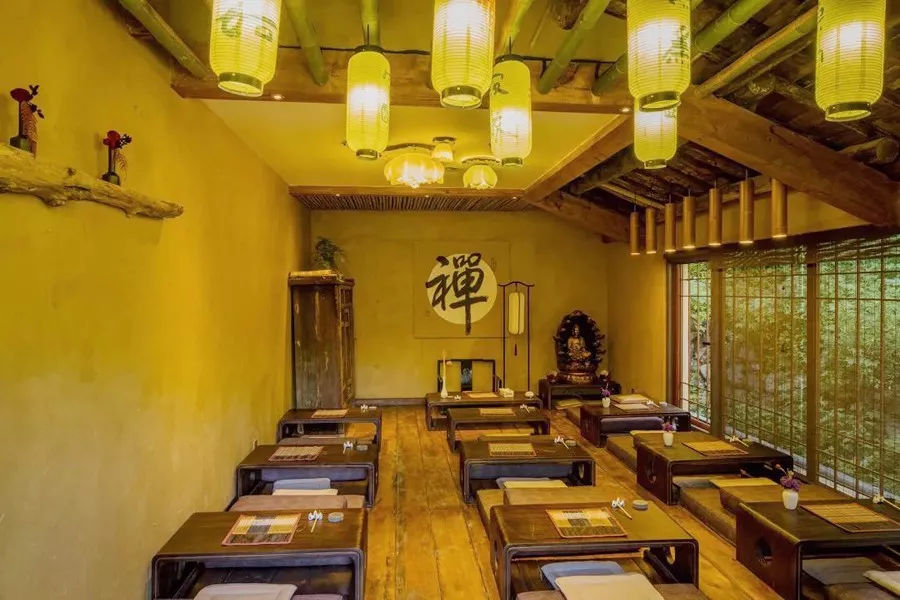 屋内的一切,简单的插花,古朴的桌椅,开阔通透的大厅与温雅旖旎的禅室