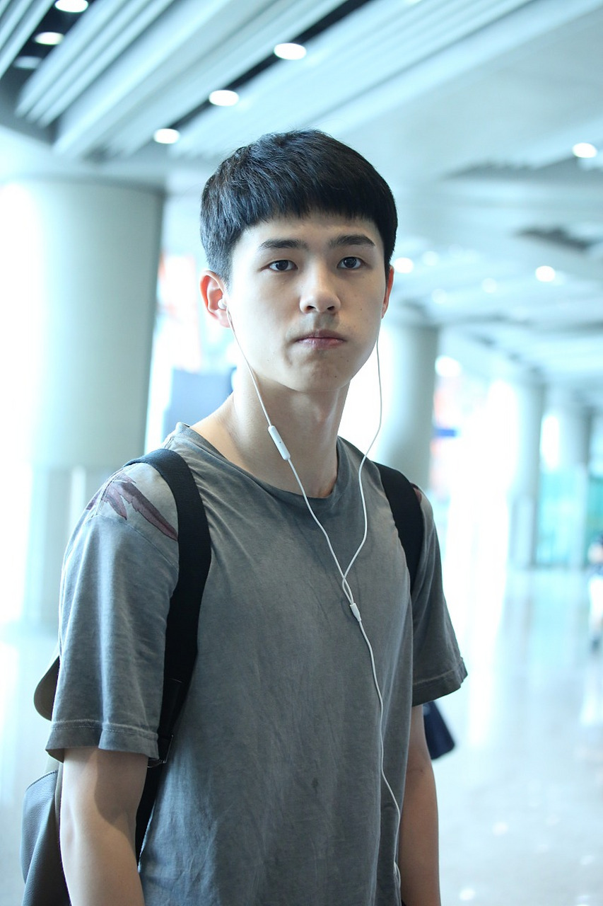 据悉,刘昊然为了更加契合容金珍这位发育不良,面色苍白和身体羸弱的