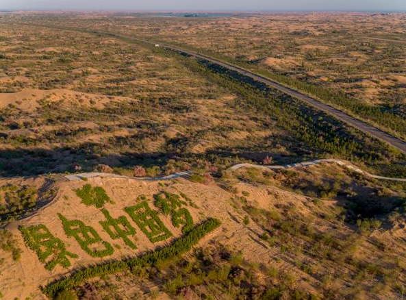 中国治沙30年终于有了成果,如今却出现新的问题,网友:愤怒