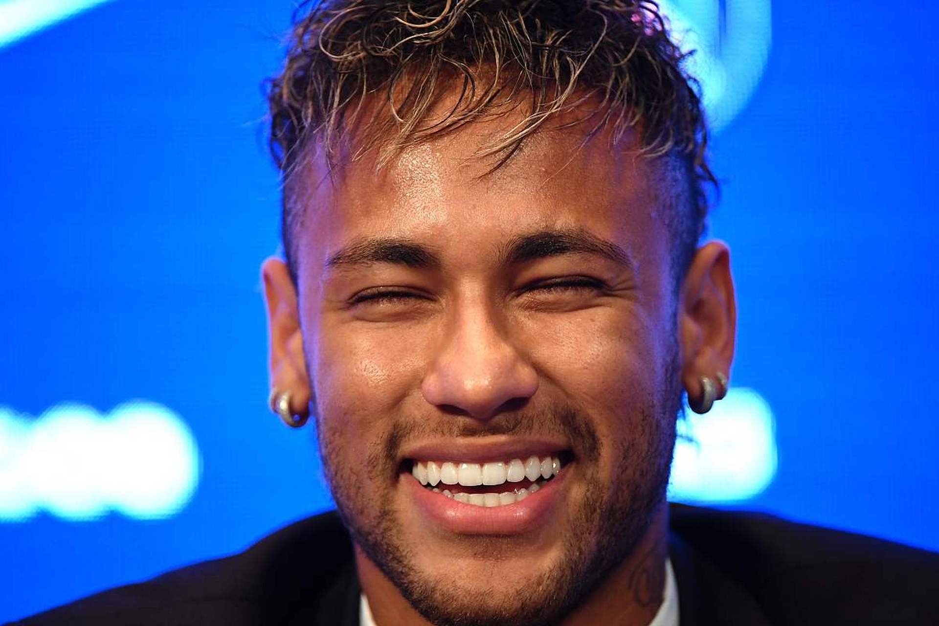 近日,巴西足球明星内马尔与女友达成了一项惊人的协议.