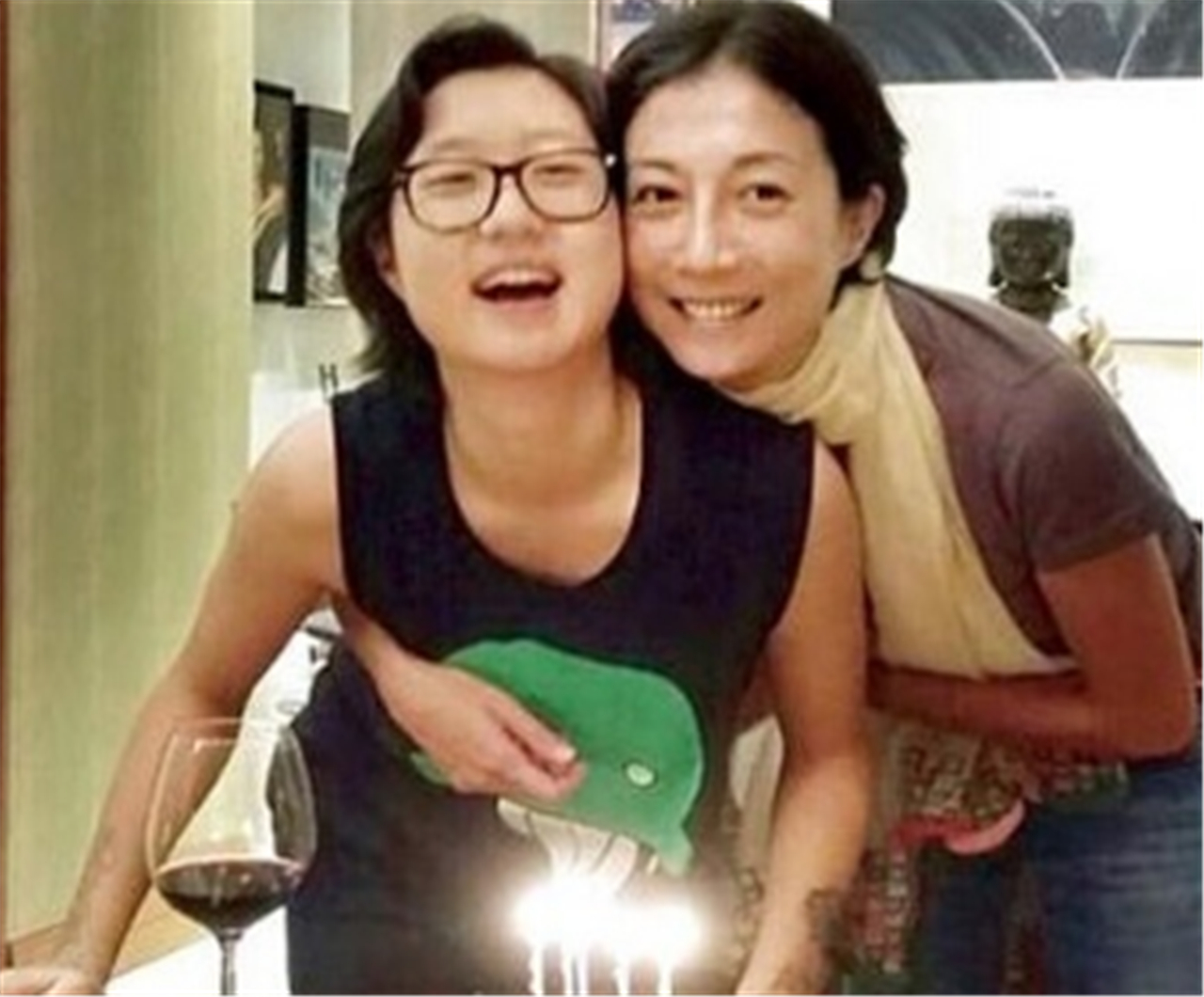 汪峰与前妻女儿小苹果晒照引热议,14岁的年纪打扮似乎太成熟?