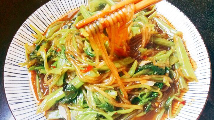 粉条炒菠菜好吃做法告诉你,这么做拌米饭真下饭