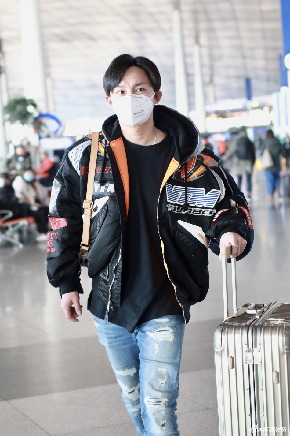 组图:尹正现身机场自推行李 穿夹克配破洞牛仔裤潮范十足