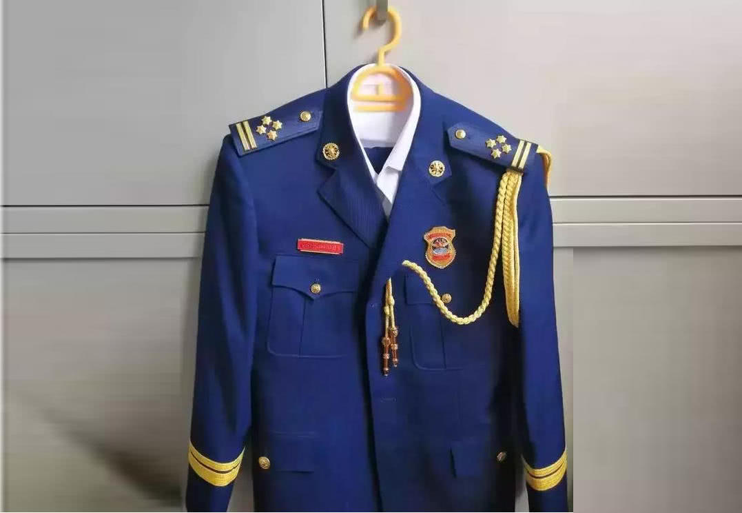 消防员肩章领章标志设计完美,一款神似大尉军衔,配合制服显大气