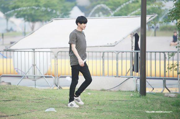 粉丝外出散步偶遇朴灿烈,他的腿是真的长