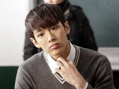 柯震东近照曝光明显发福,开豪车上发廊剪头发,两度违反交通规则