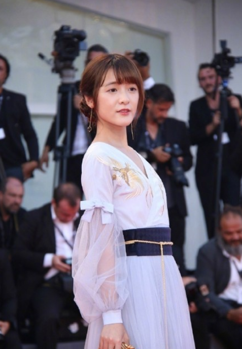 崔雪莉创新韩服"拍大片",吊带露肩被批不尊重,网友:力挺!