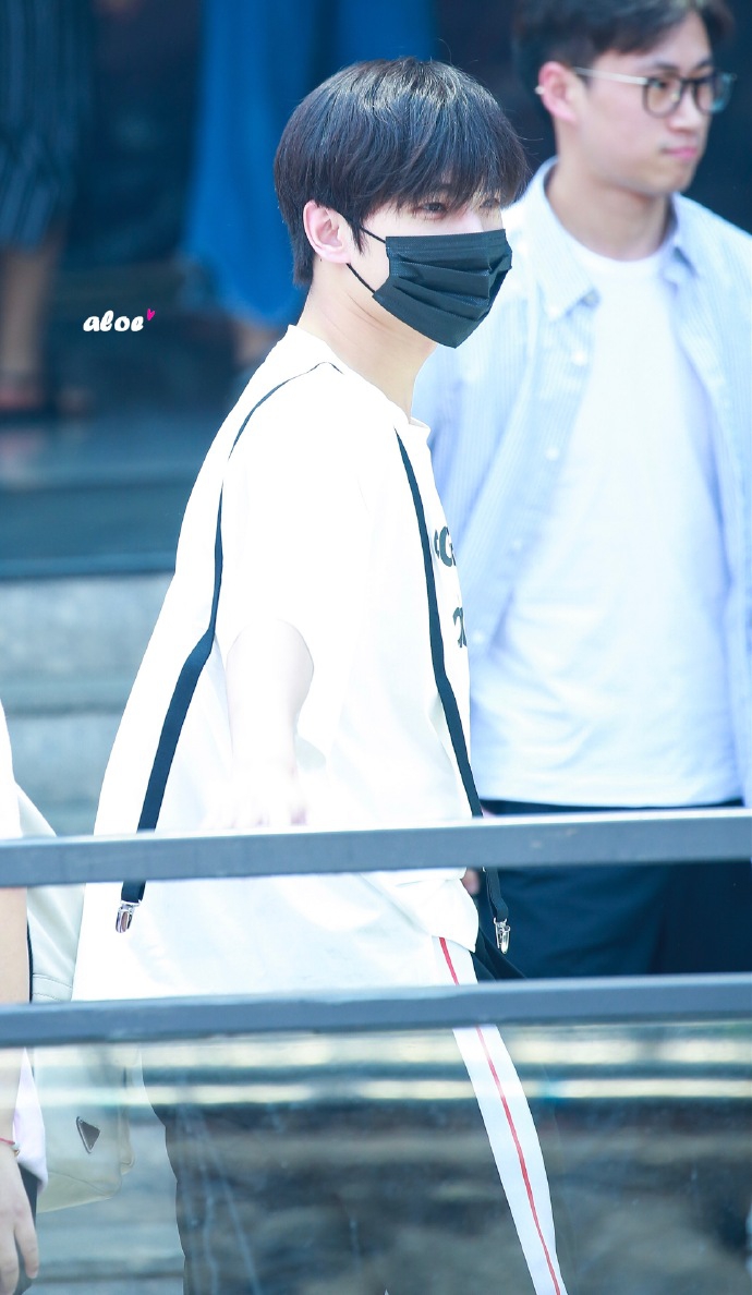 今日,杨洋现身长沙为《快乐大本营》上班录制,期间下车与粉丝亲切挥手