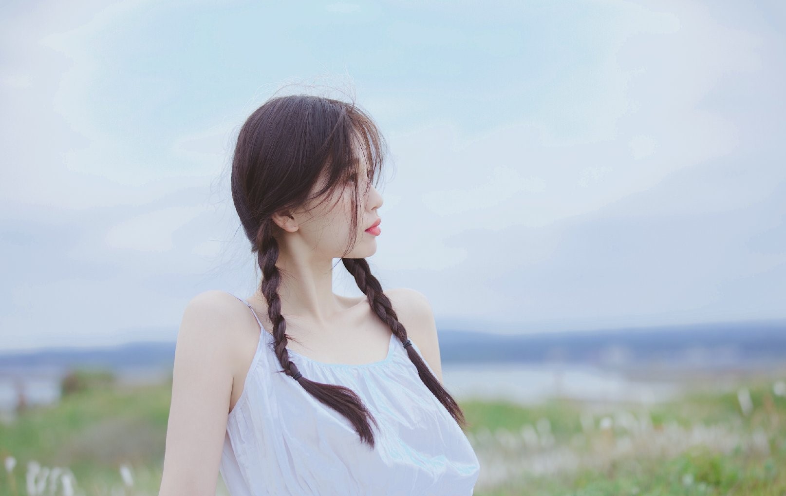 虞书欣济州岛写真,简约吊带白裙,清甜美少女