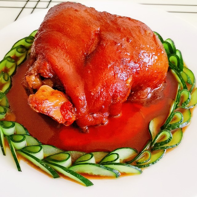 红烧蹄髈,肉质鲜嫩不油腻,家常宴客必备大菜