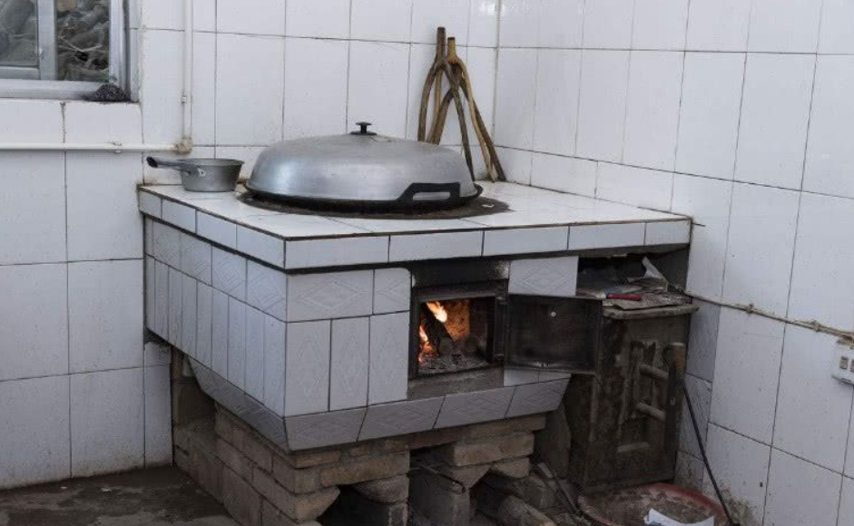 农村土灶因为污染,专家提议拆除,农民却不愿意,土灶有啥好处?