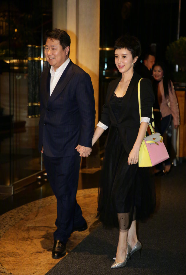 博纳影业老板和老板娘金巧巧也到场庆贺