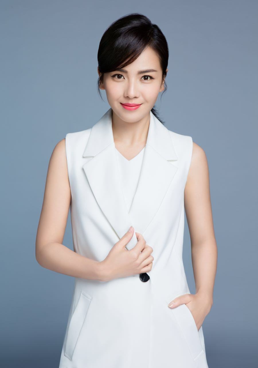 被误解的古典型穿衣风格的人,他们着装是非常显气质的!