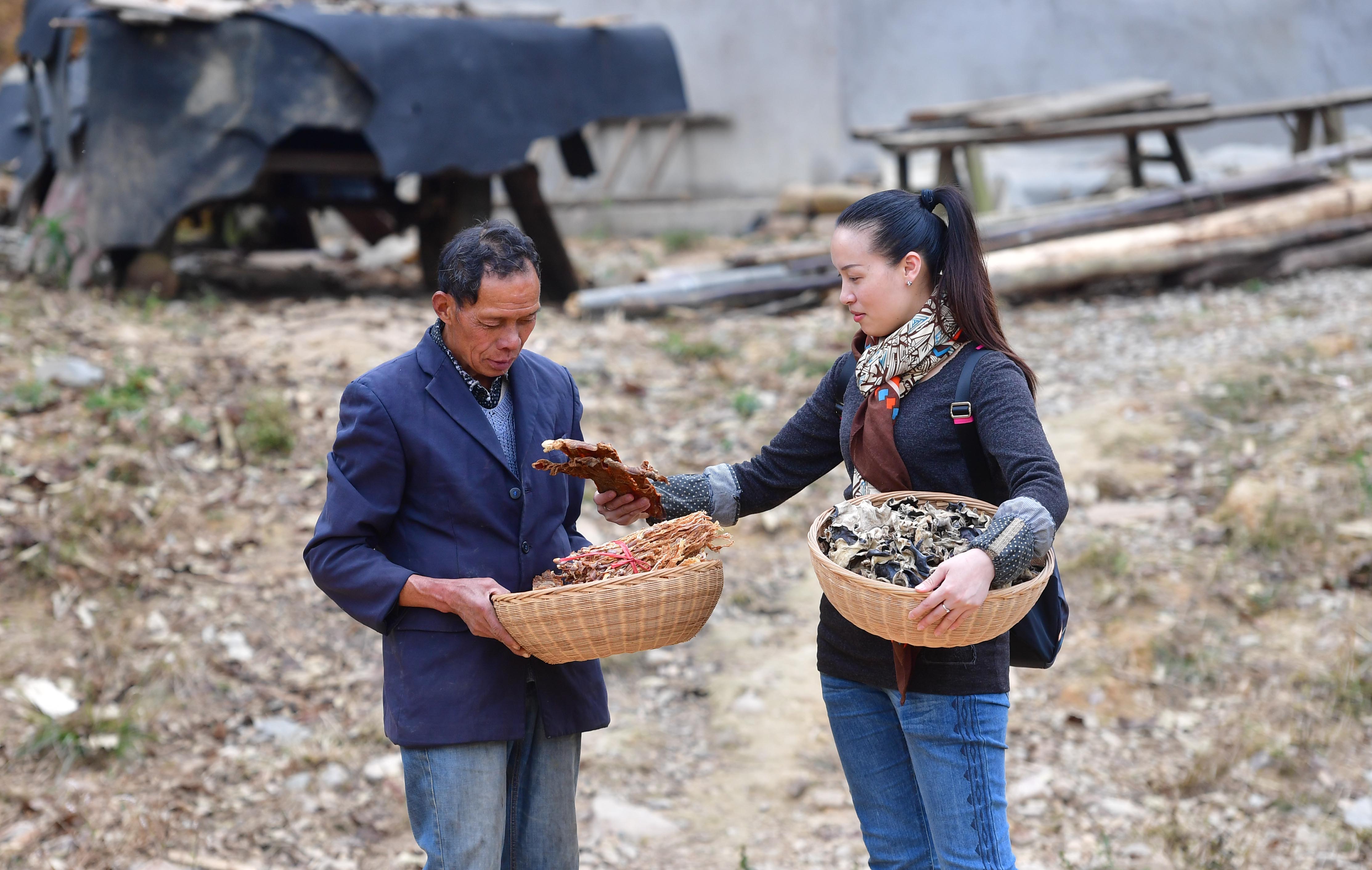 可爱的乡村——打工妹返乡创业成电商(2)