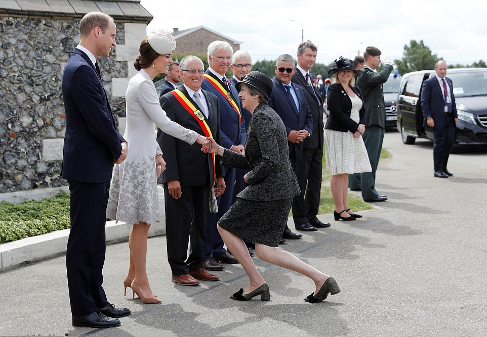 英國的大長腿女首相特蕾莎·梅,向王室成員行屈膝禮真夠誠心