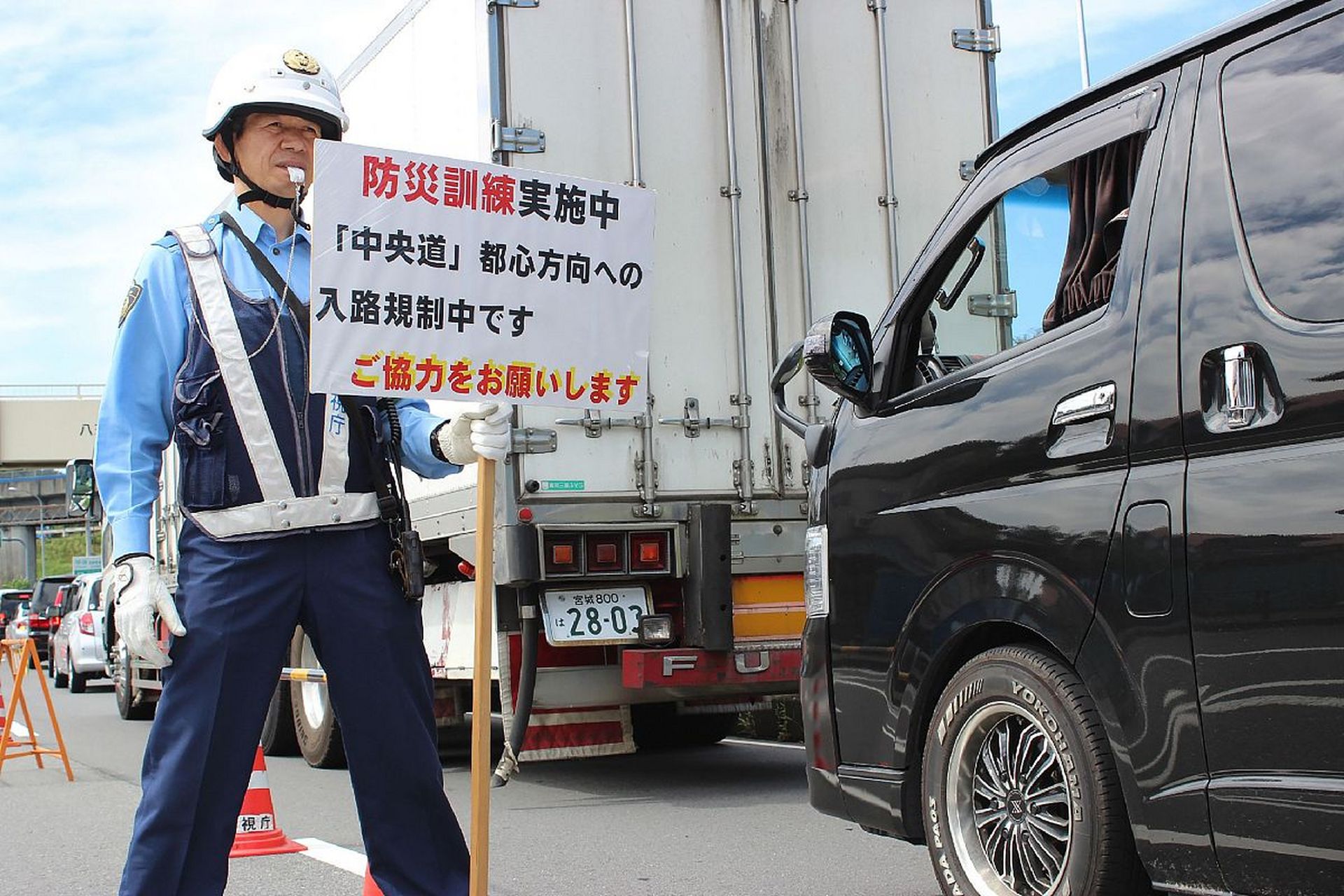 日本警察在本土被美国人细致检查  七国集团峰会期间,在各国政要住的
