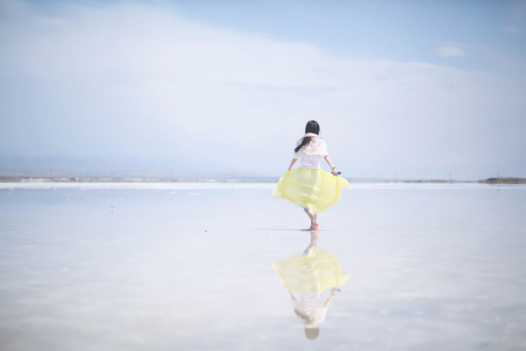 人像摄影:水中倒影的美,性感美女写真