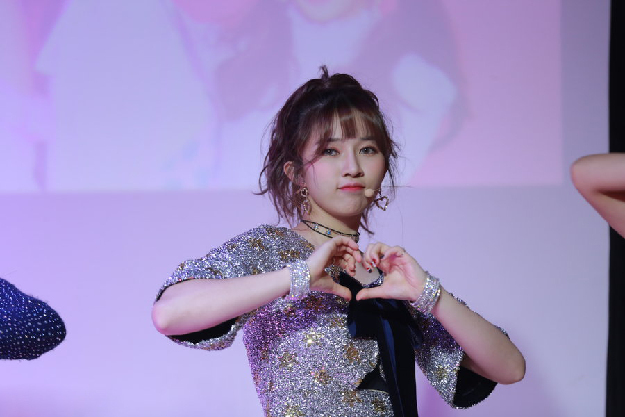 女团nature举办粉丝showcase,一众萌妹甜甜比心!