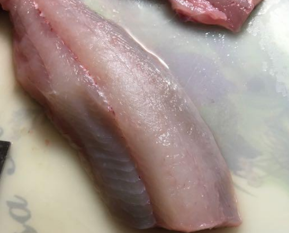 新鲜的鲈鱼去皮,认真细致的拔掉鱼刺,工具用钳子最为方便,要求视力要