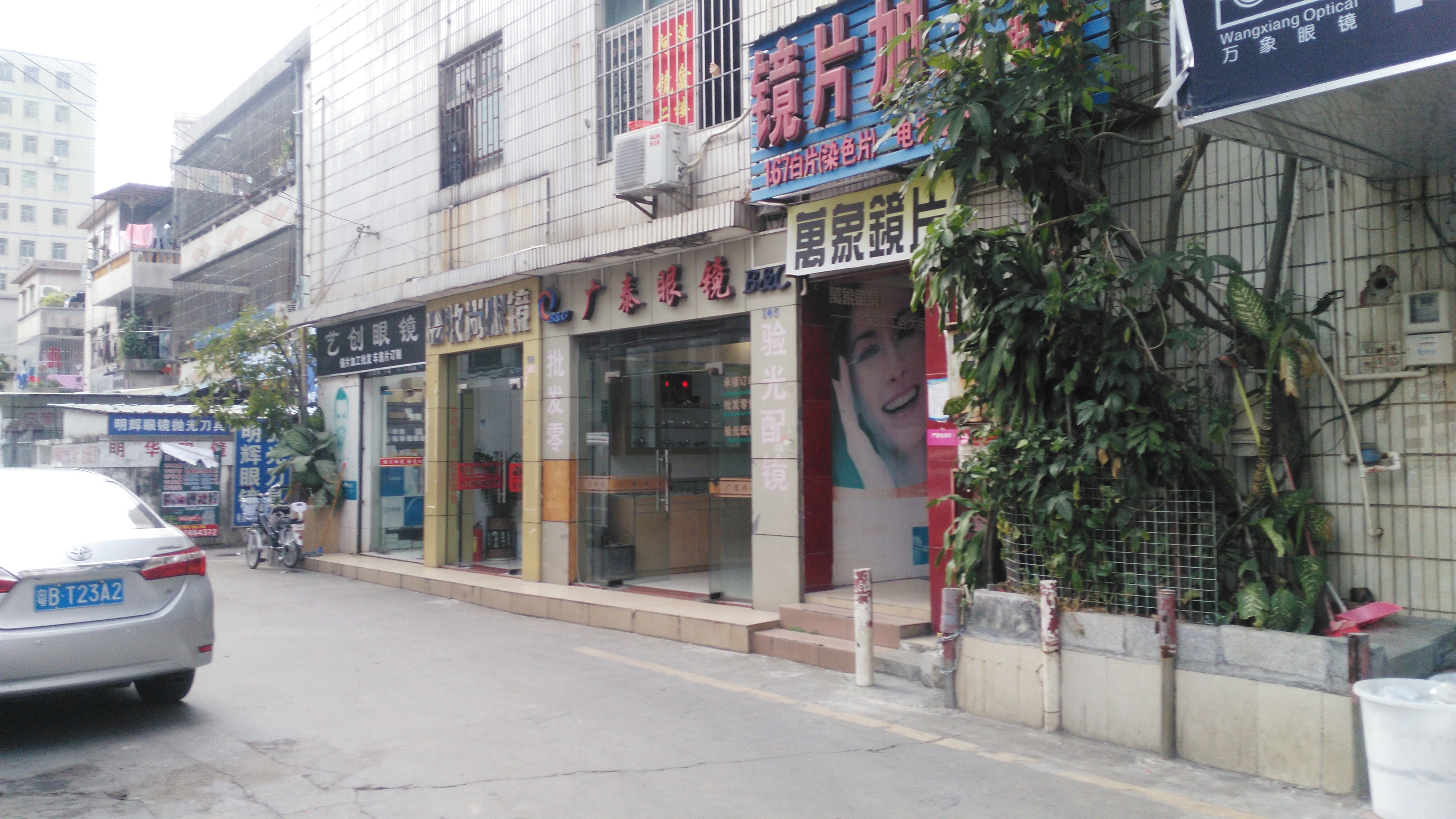 深圳横岗眼镜城实拍,现在的眼镜店生意好做吗?