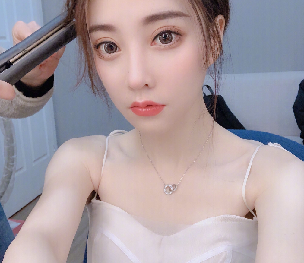 说起冯提莫这个小姐姐,想必大家熟悉了吧,她自从出