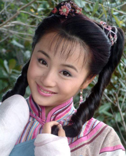 2001年,电视连续剧《文成公主》中饰演 文成公主,端庄典雅,不失公主的