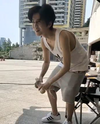 鹿晗穿背心和好友踢球,头发凌乱素颜现身,网友:说他18我都信