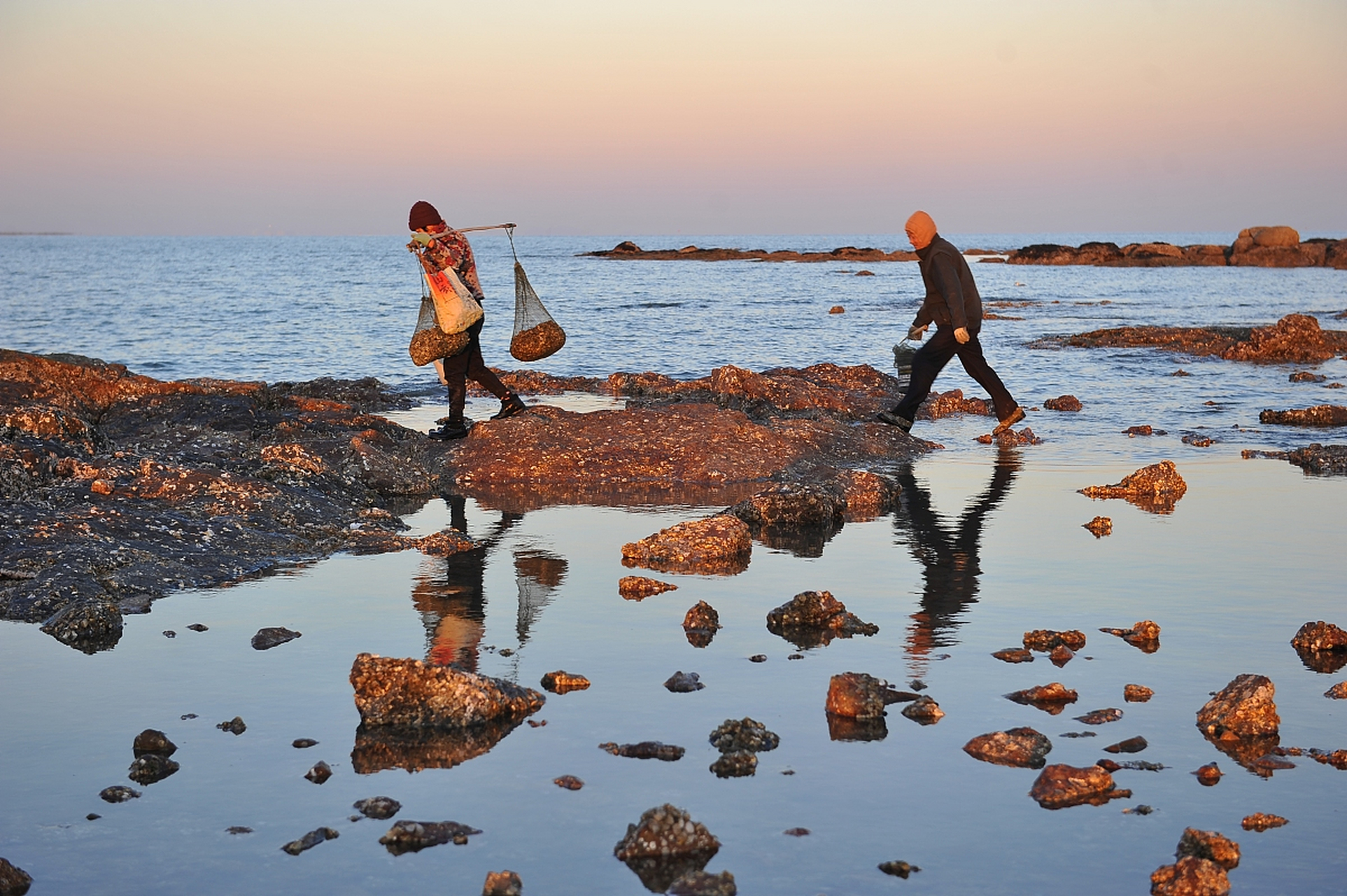 来厦门赶海是一个特别适合带小孩玩的地方,在这里可以带小孩抓螃蟹,让
