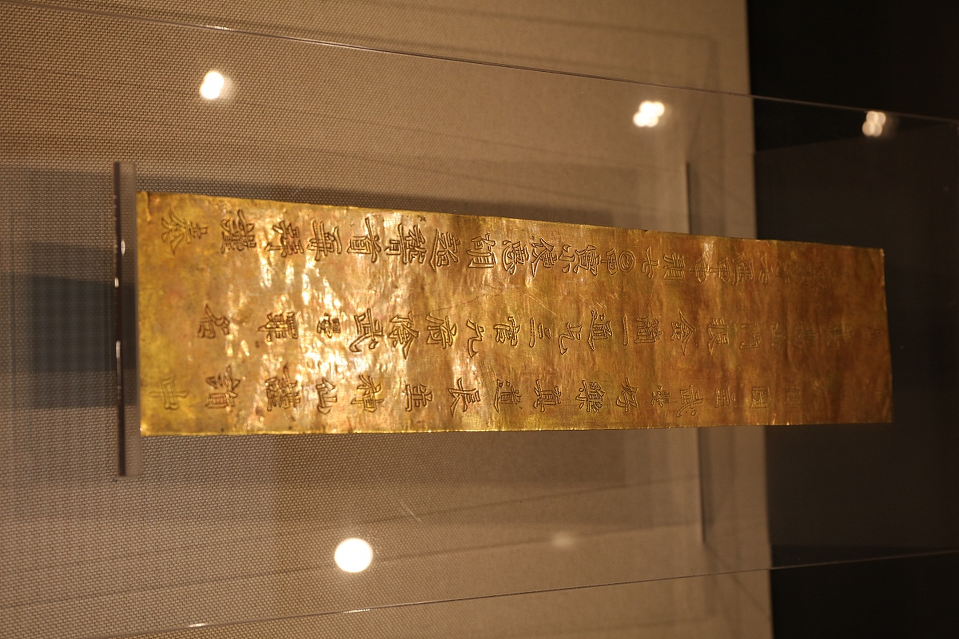 1982 年,河南村民捡到一金简,发现和武则天有关,后来成为河南镇馆之宝