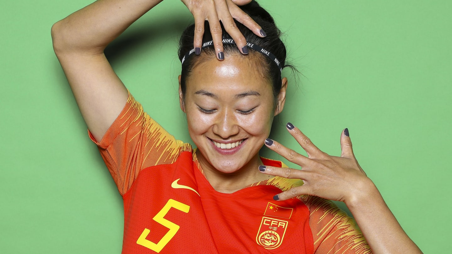 中国女足世界杯定妆照:王霜帅气出镜贾秀全亮相