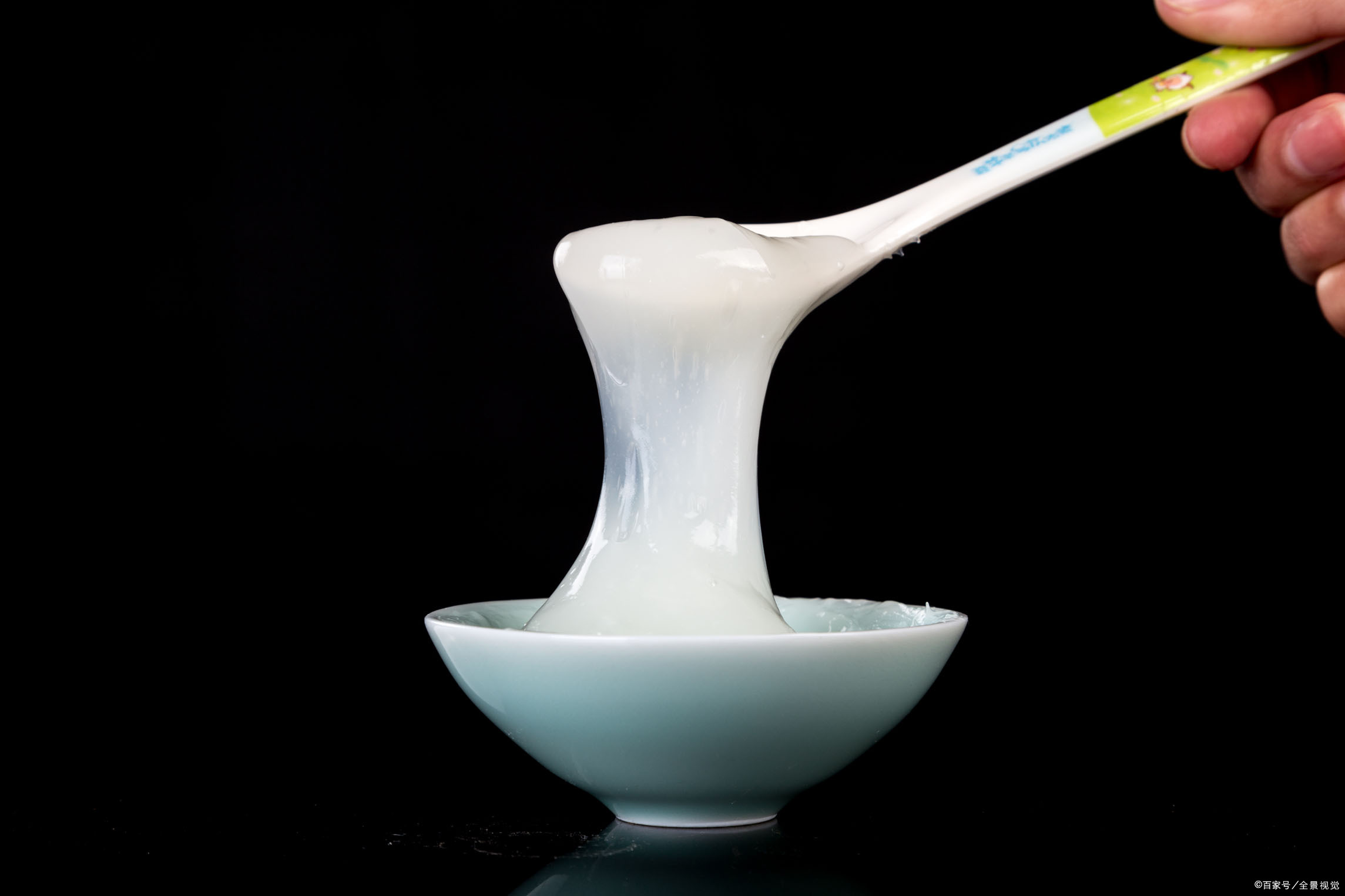 墙纸上墙必定离不开胶,目前市场上主流的就是糯米胶和土豆胶,被这些