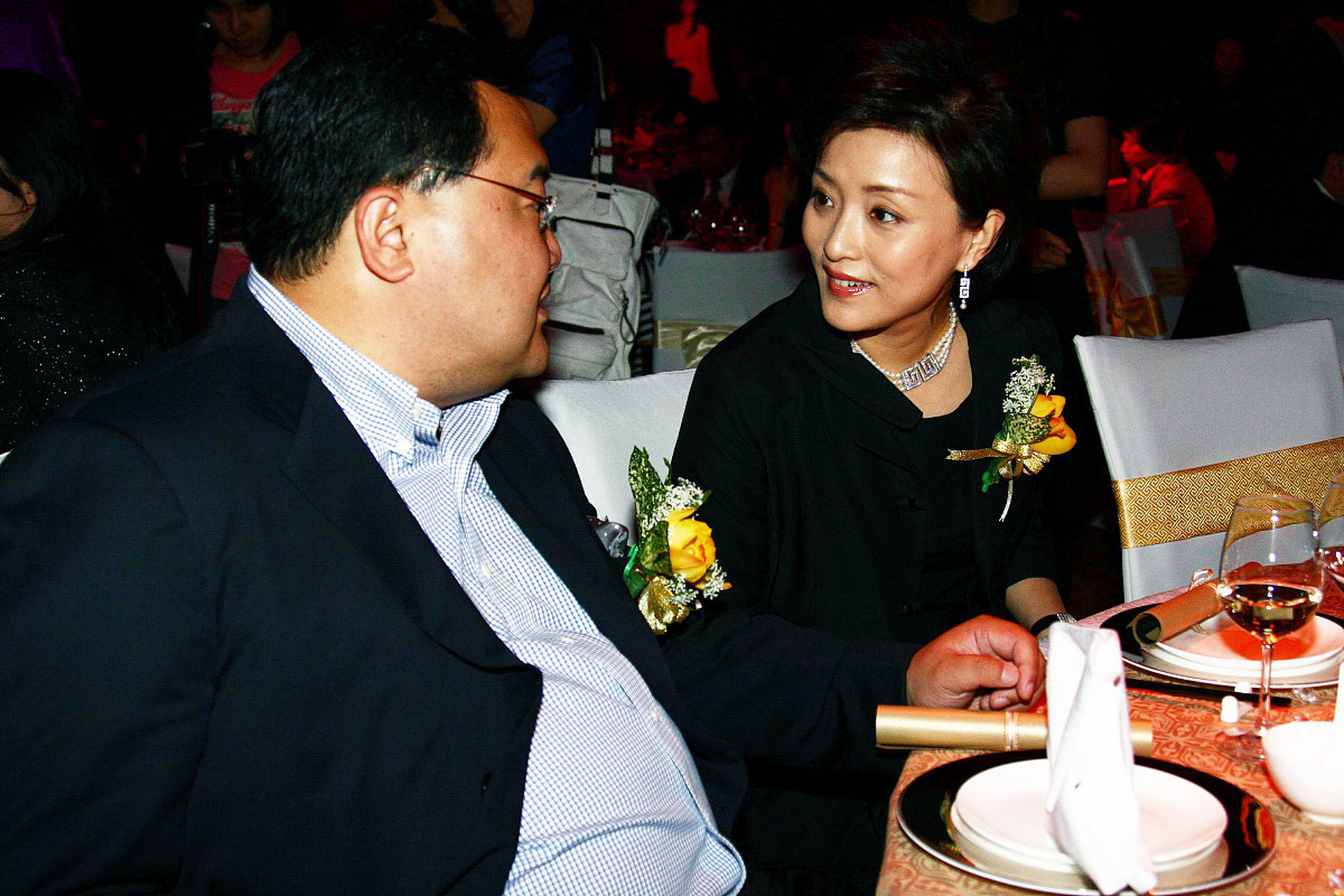 杨澜发文辟谣离婚传言# 当年26岁的杨澜,与在银行工作的丈夫张一 