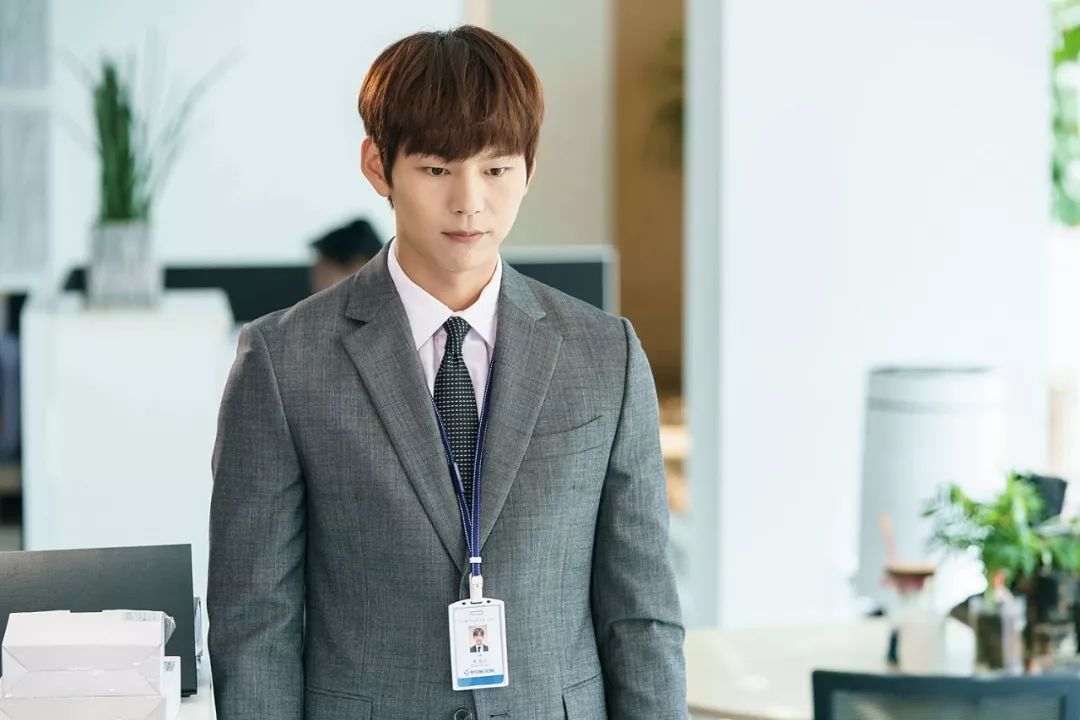 饰演一名大企业职员朴最高,但为了经营炸鸡店,他果断地辞职,是一位